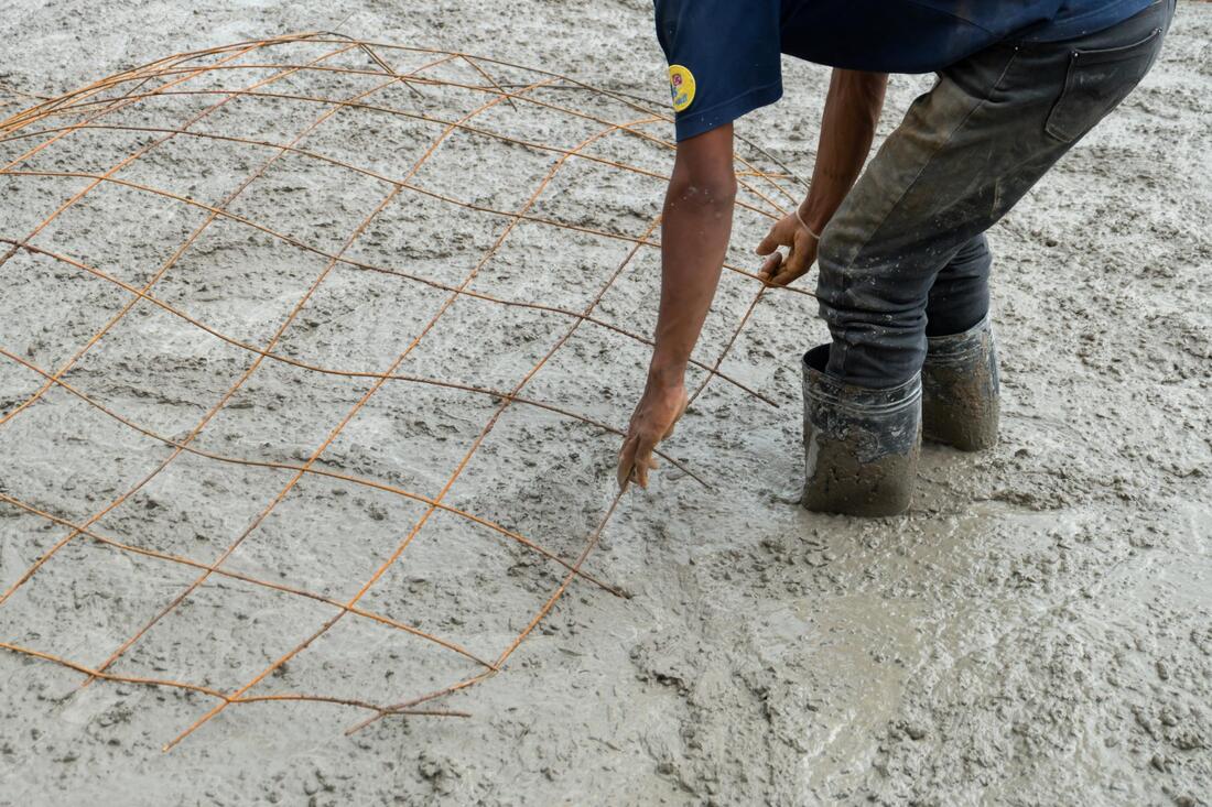Picture of concrete contractor laying concrete in Santa Rosa.